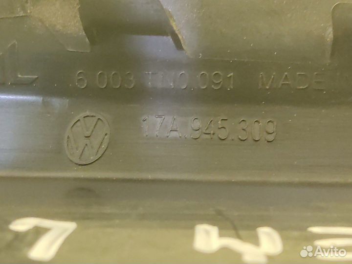 Накладка фонаря крышки багажника левая Volkswagen