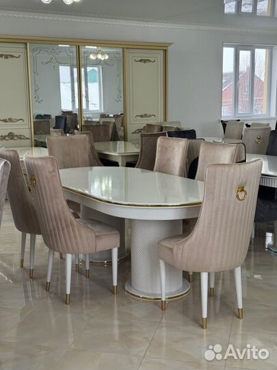 Стол и стулья