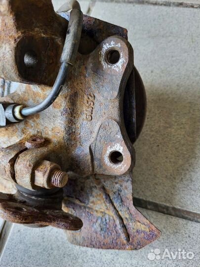 Поворотный кулак левый Опель омега Б