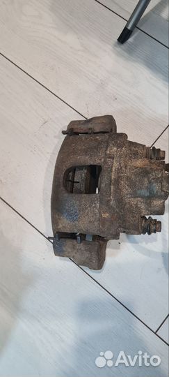 Суппорт тормозной передний левый