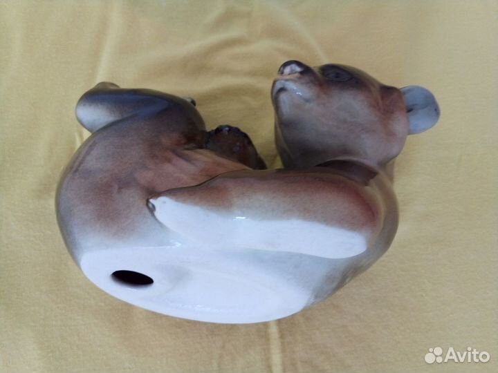 Фарфоровая статуэтка медведя