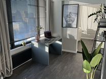 пешком на 10 этаж. человек на лестнице. девушка на лестнице. пик виктория гонконг ван дамм. человек поднимается по лестнице в подъезде.