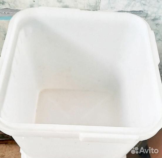Куботейнер пластиковый с крышкой 23л