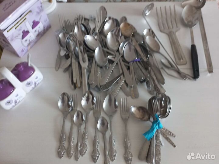 Посуда: тарелки, сковородки, сотейник, ложки-вилки