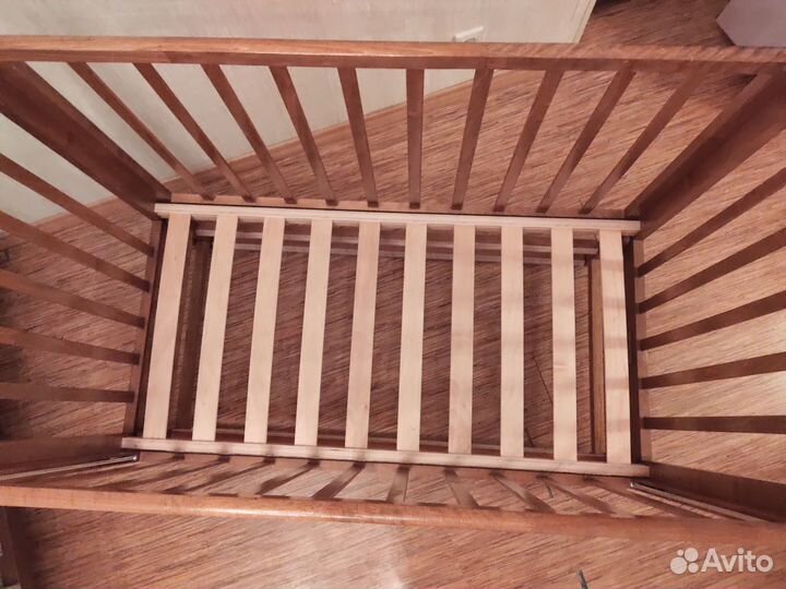 Детская кроватка с маятником