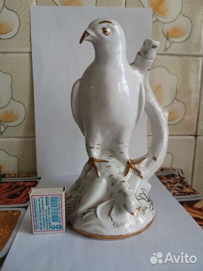 Статуэтка фарфоровая хищная птица
