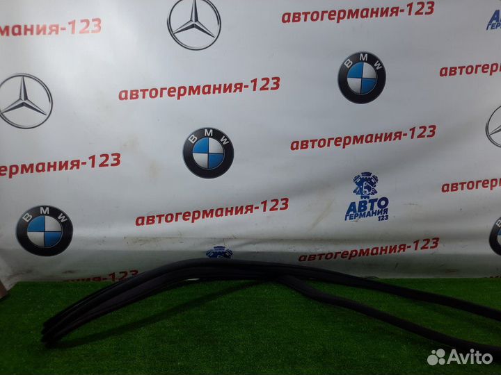 Уплотнитель двери передний Mercedes E320 W211