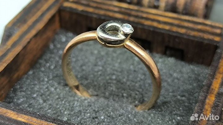 Золотое кольцо с бриллиантом 585 пробы массой 3 гр