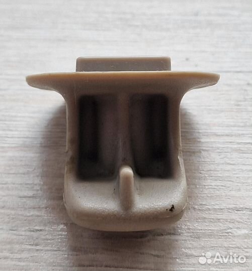 Крючок козырька солнцезащитного Chrysler Voyager