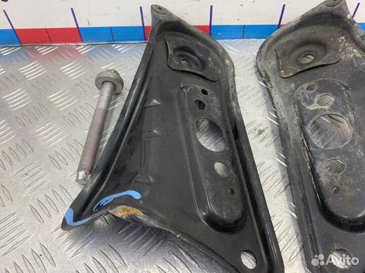 Кронштейн подрамника передний Toyota Camry V40