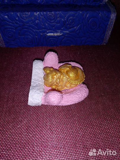 Спящий дракончик на варежке