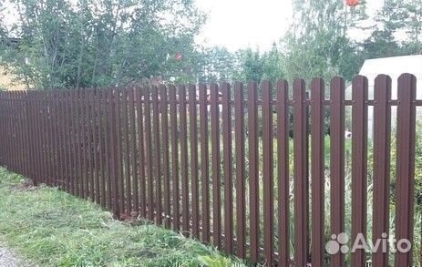 Установка забора из евроштакетника