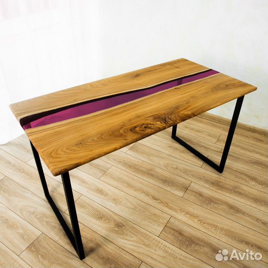 Стол из слэба с розовой смолой