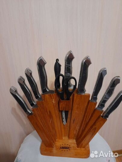 Кухонные ножи и форма для выпечки