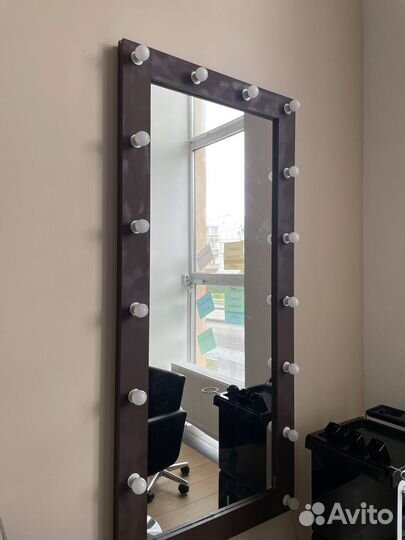 Гримерное зеркало с лампочками