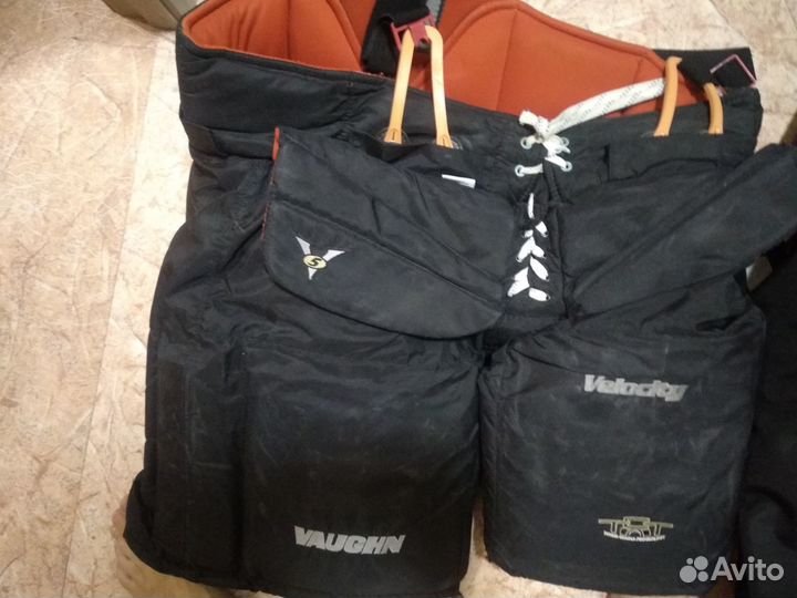 Продам хоккейную вратарскую форму, полный комплект