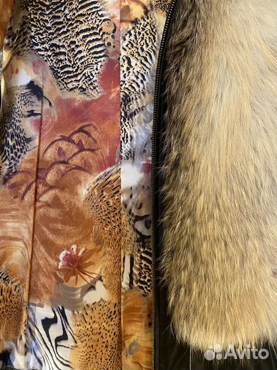 Меховая жилетка с капюшоном