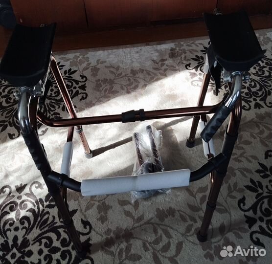 Ходунки для взрослых на колёсах с подлокотниками