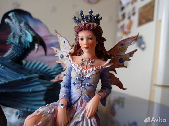 Статуэтки драконов и феи