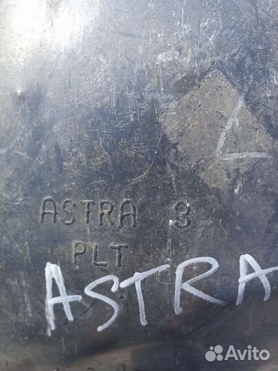 Opel Astra H передний левый подкрылок