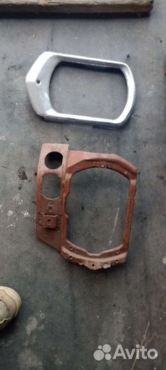 Крепление фары и облицовка фары хром прав