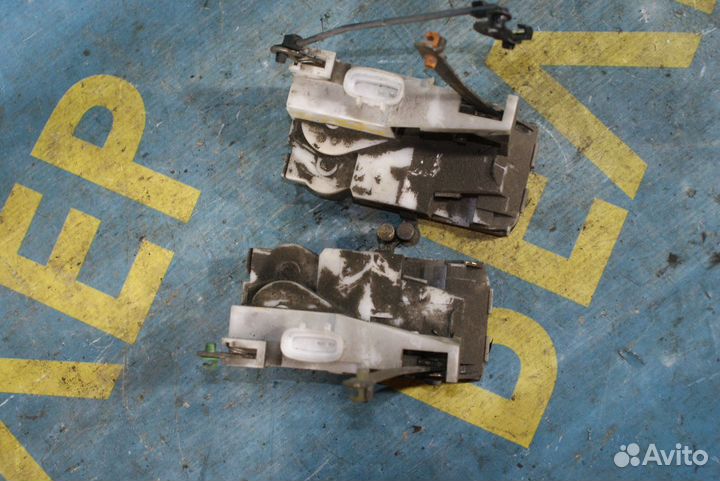 Задний замок двери Toyota Avensis