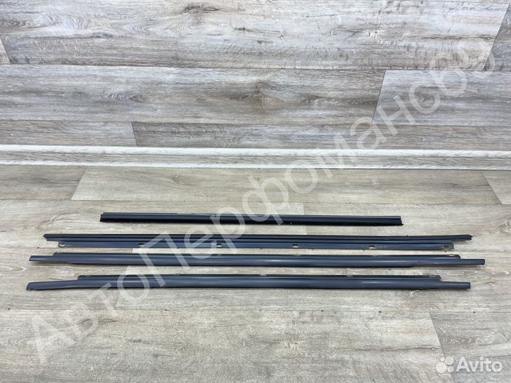 Бархотка стекла двери левая правая Golf 5