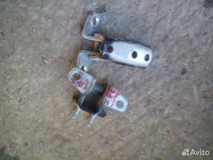 Петля двери Митсубиси лансер 10