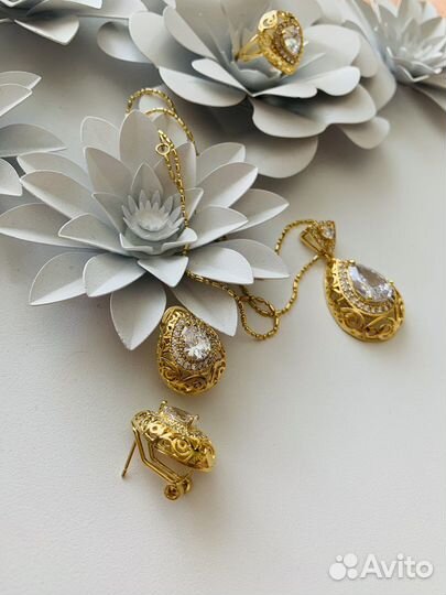 Ювелирный комплект колье, серьги, кольцо
