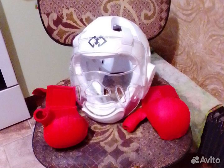 Шлем и перчатки для боевых видов спорта. детские