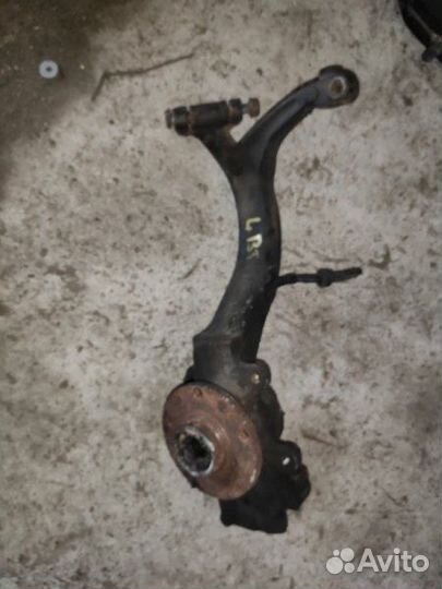 Поворотный кулак передний левый Volkswagen Passat