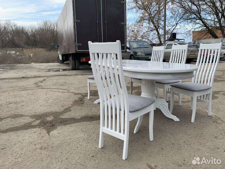 Столы и стулья продаются отдельно