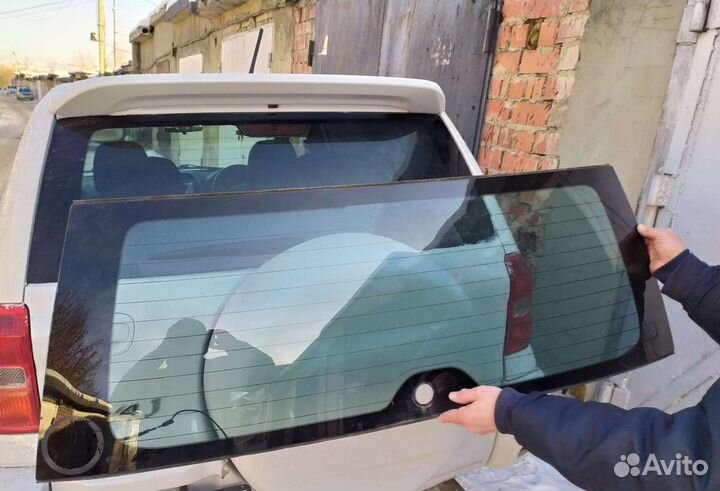 Стекло задней двери багажника Toyota RAV-4