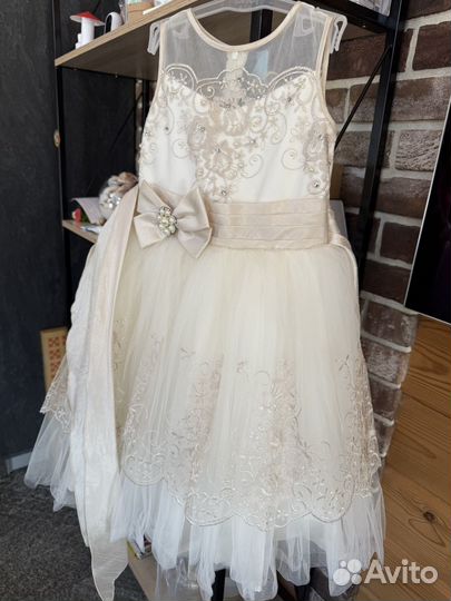 Шикарное итальянское платье с пышной юбкой