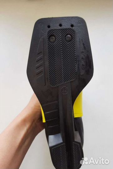 Лыжные ботинки и лыжи