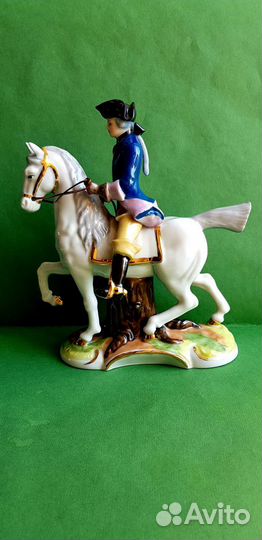 Фарфоровая статуэтка 