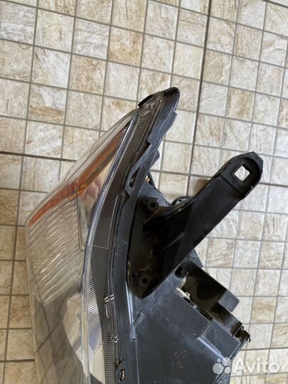 Правая передняя фара на Mitsubishi Outlander XL