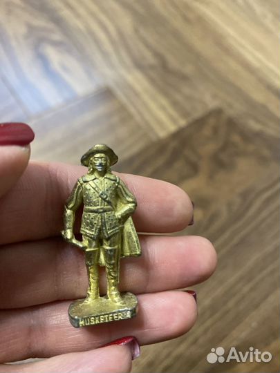 Киндер сюрприз солдатик Мушкетёр 2 золотой