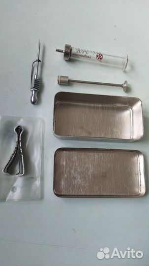 Ножницы и шприц медицинские