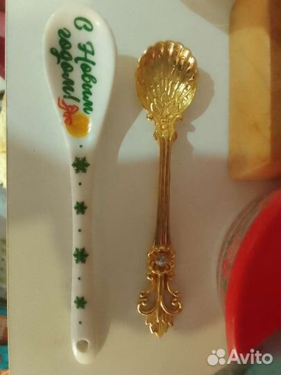 Кофейные чашки с блюдцами