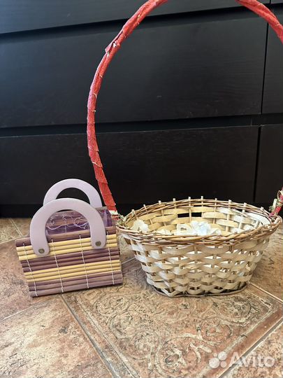 Корзина с искуственными цветами