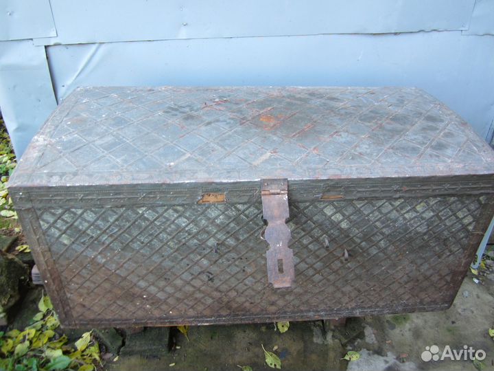 Сундук старинный