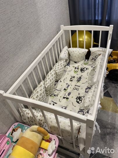 Детская кроватка с маятником