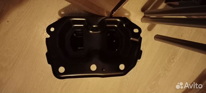 Кронштейн усилителя переднего бампера правый Z52