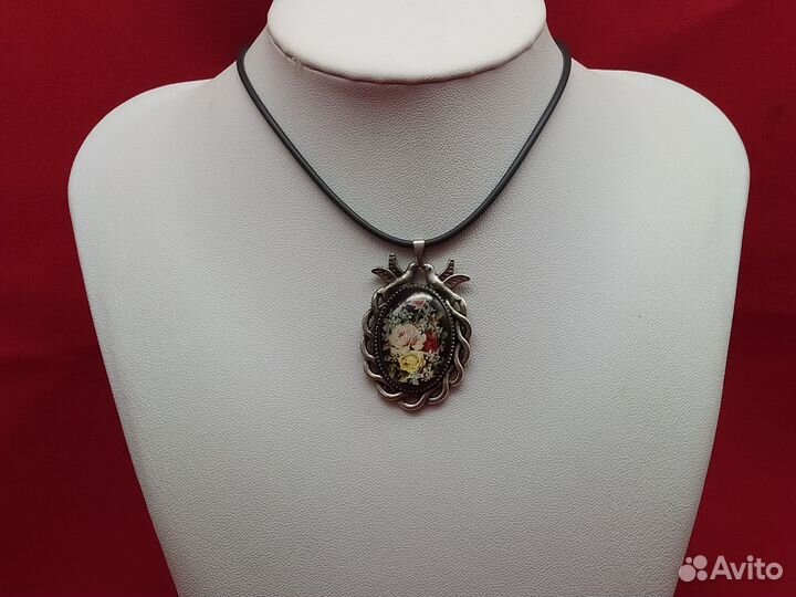 Кулон в стиле Ар-Нуво 