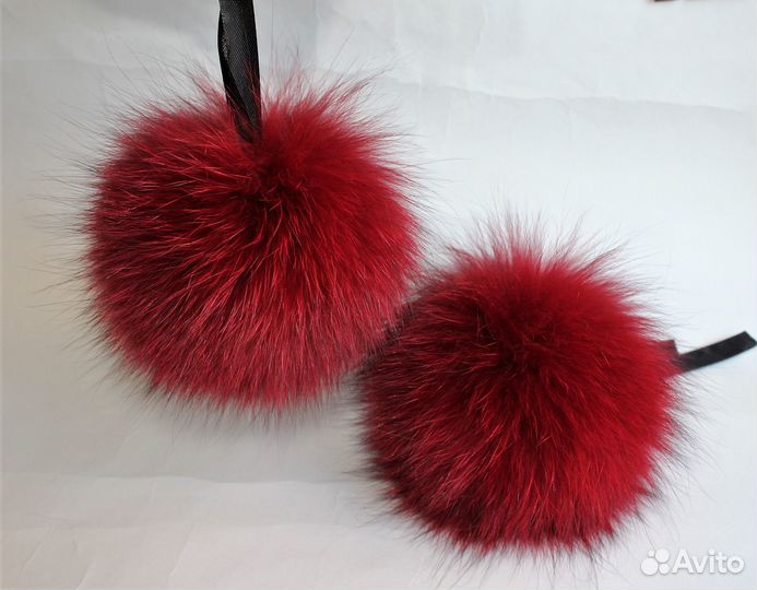 Помпоны. Из натурального меха темно-красные, голуб