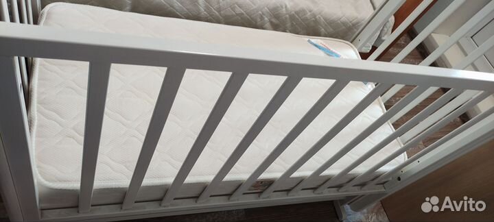 Детская кроватка с маятником