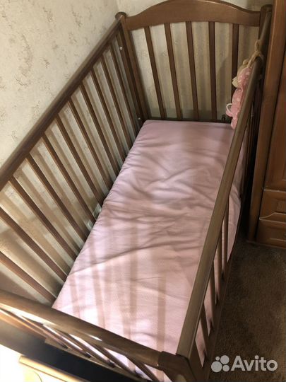Детская кроватка с продольным маятником