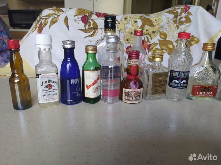 Пустые бутылки из мини бара