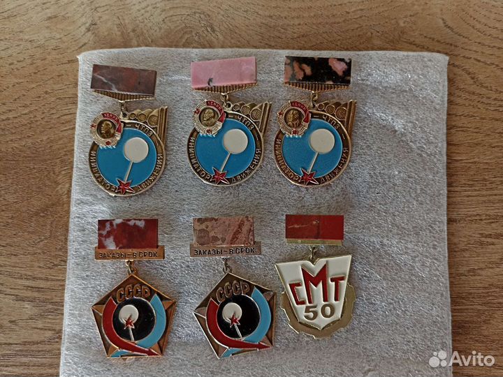 Значки с камнем